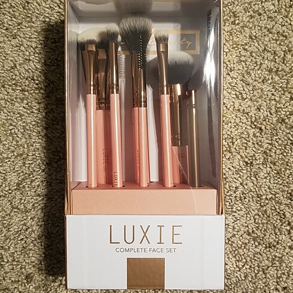 ...SOLD...Luxie Brush Set